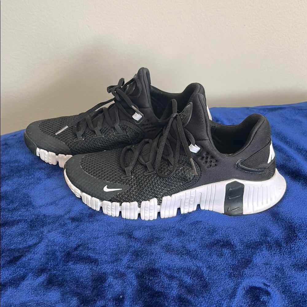 BLACK NIKE METCON SHOES